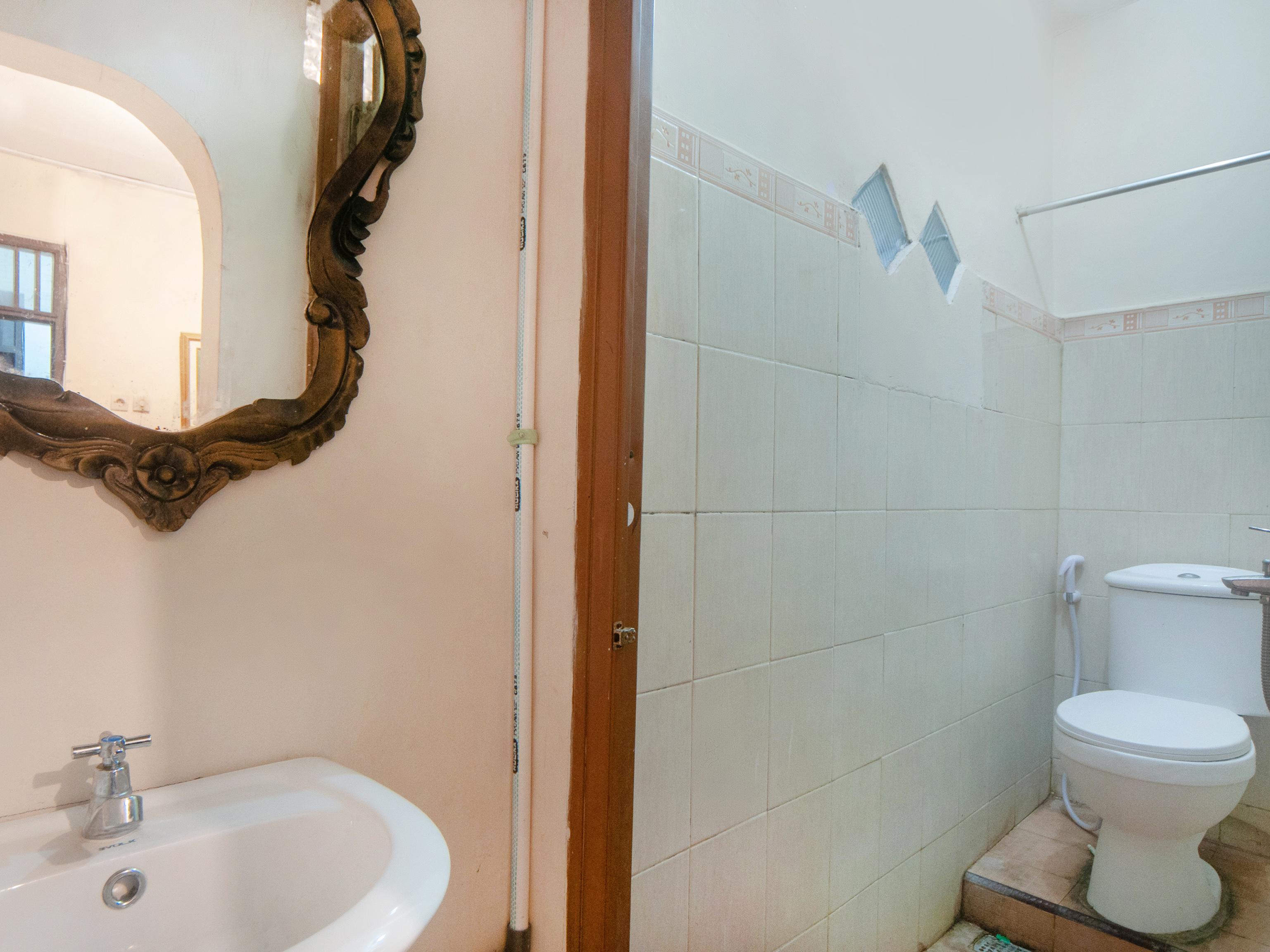 Oyo 2256 Danysa Guesthouse Jakarta Exteriör bild