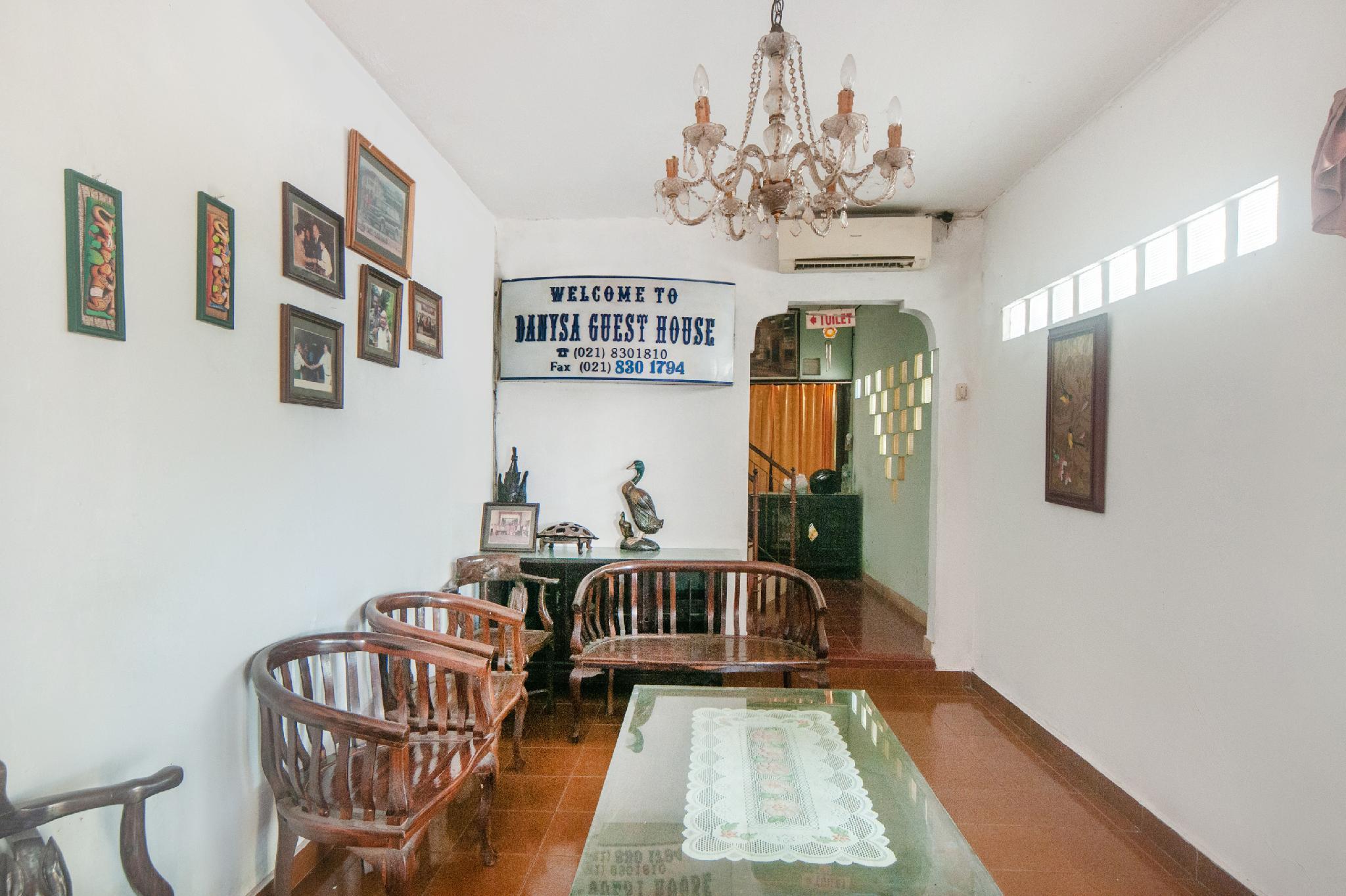 Oyo 2256 Danysa Guesthouse Jakarta Exteriör bild