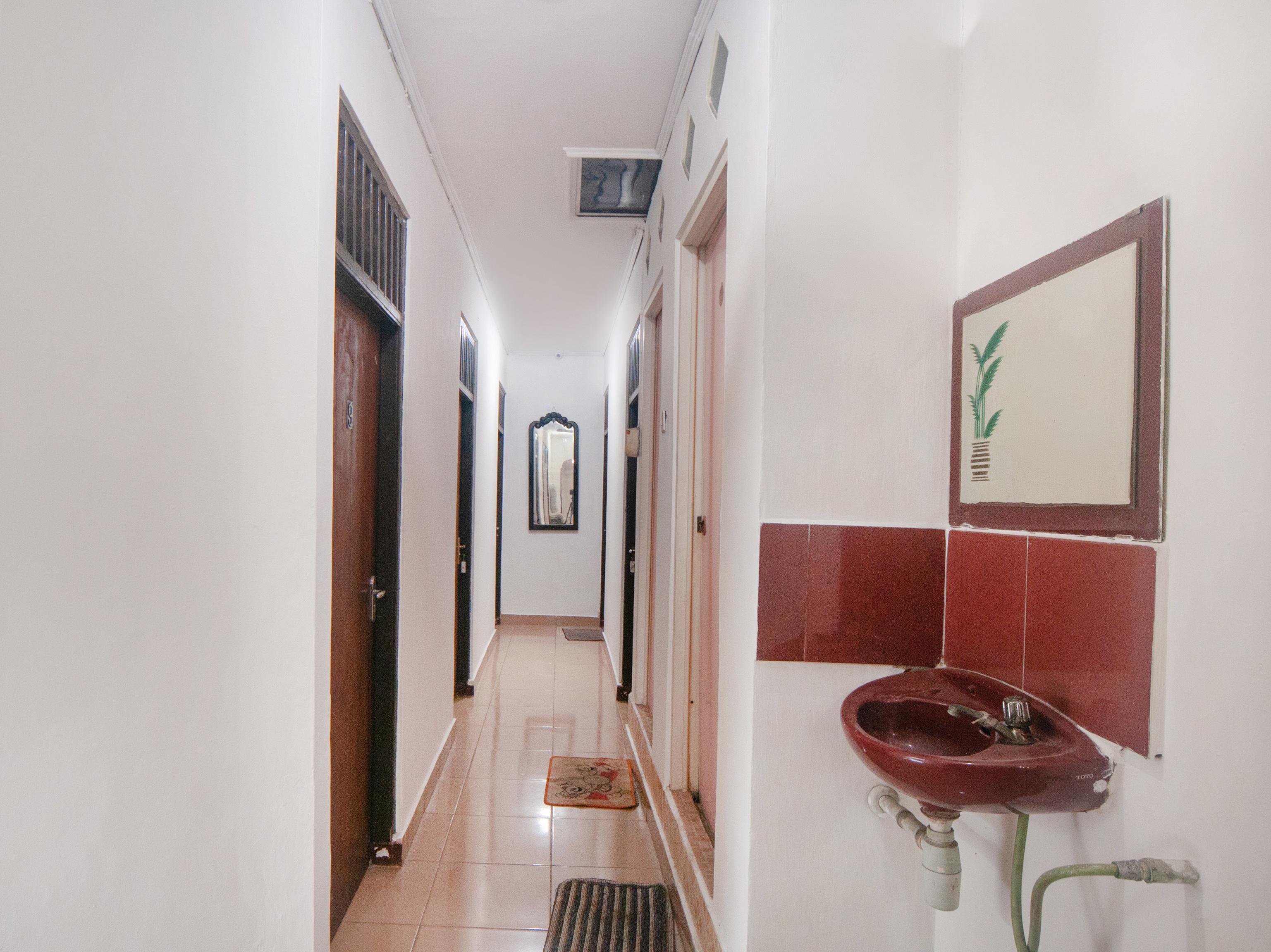 Oyo 2256 Danysa Guesthouse Jakarta Exteriör bild