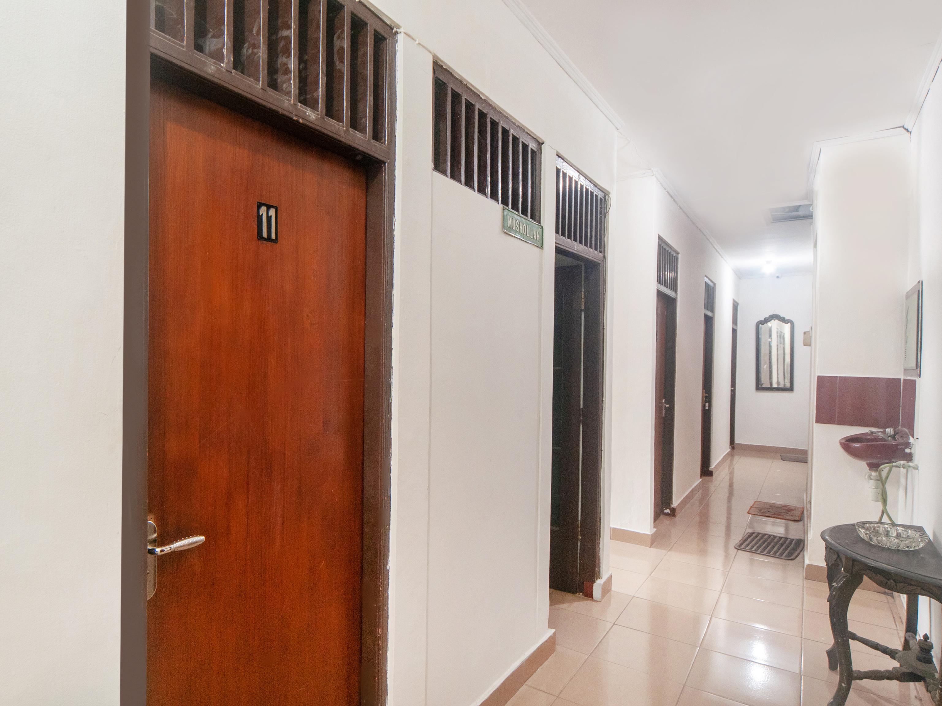 Oyo 2256 Danysa Guesthouse Jakarta Exteriör bild